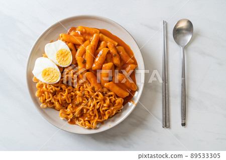 Rabokki (Ramen or Korean instant noodle and Tteokbokki) in spicy korean sauce 89533305