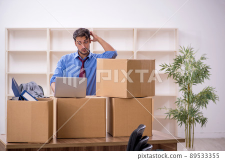 Young male employee in office relocation concept 89533355