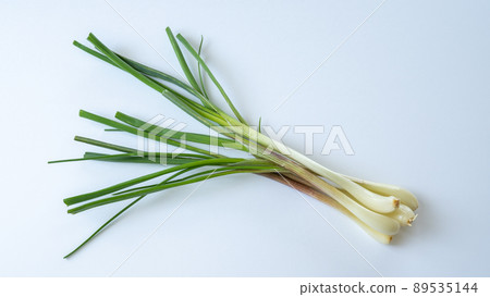 Root scallions and shallot 89535144