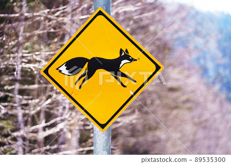 Be careful of animals jumping out "road signs" 89535300