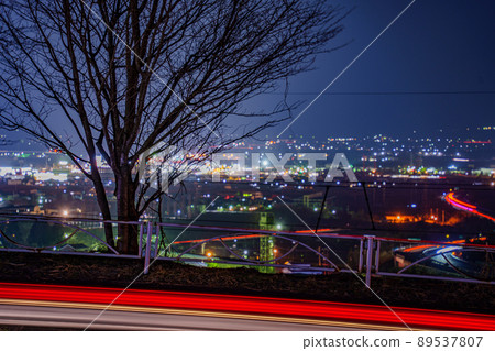 Night cityscape from a hill 89537807