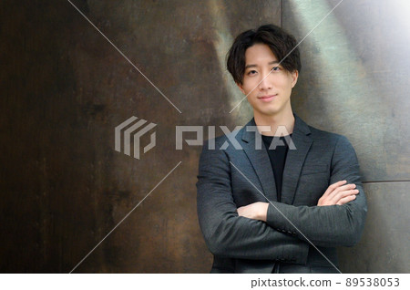看著相機的男性肖像 看著相機的男性肖像 89538053