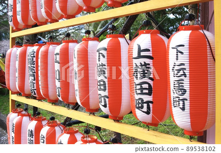 Red and white lanterns at the Shizuoka Festival 89538102