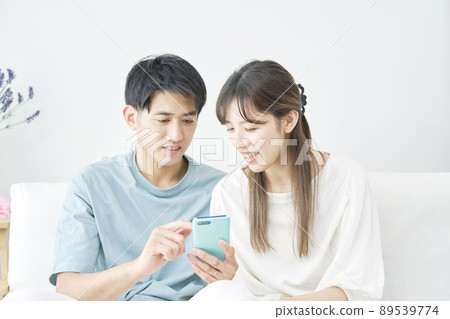Couple smartphone living room 89539774