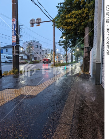 一大早在附近散步，即使在雨天 89539775