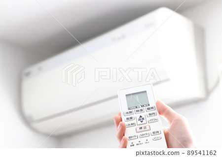 操作空調遙控器的女性手 89541162