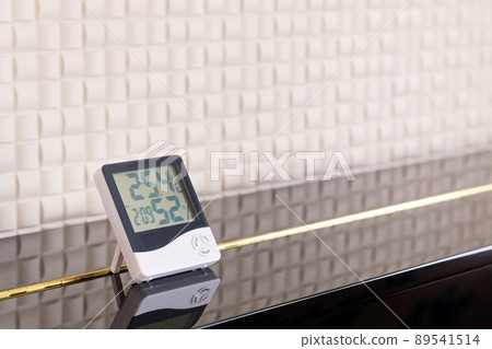 放置在鋼琴上的數字溫濕度計 放置在鋼琴上的數字溫濕度計 89541514