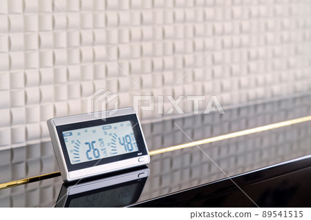 放在鋼琴上的溫濕度計 89541515