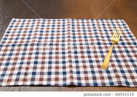 格子餐墊和叉子 格子餐墊和叉子 89541519