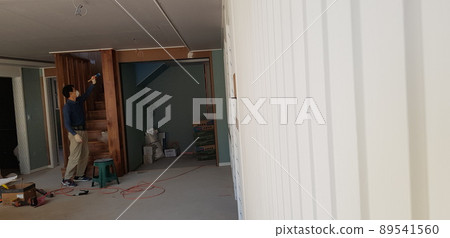 木樓梯、空調室外機、室內、繪畫、設計 89541560