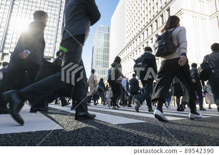商人橫穿人行橫道東京丸之內 商人橫穿人行橫道東京丸之內 89542390