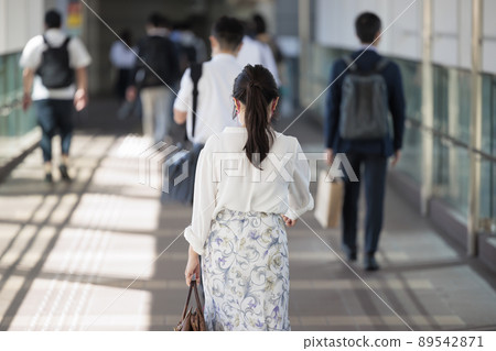 通勤女人的背影 通勤女人的背影 89542871