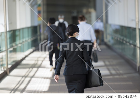 通勤女人的背影 89542874