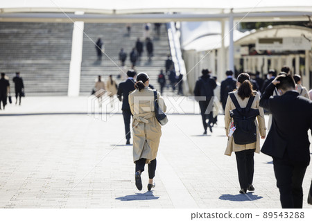Back view of students who are job hunting 89543288