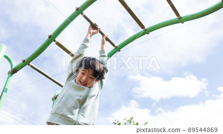 一個努力工作的男孩 89544869