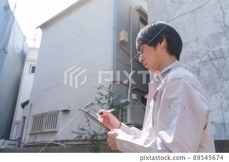 調查房子的商人 89545674