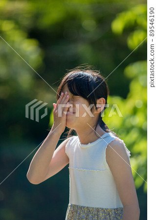 孩子在夏日公園玩耍時的汗流浹背 孩子在夏日公園玩耍時的汗流浹背 89546190