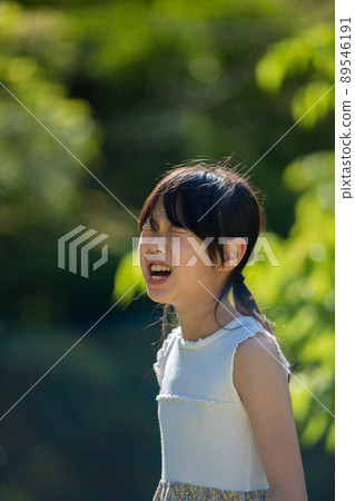 一個可愛的小學女孩在夏日公園裡哭泣 一個可愛的小學女孩在夏日公園裡哭泣 89546191