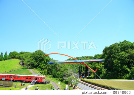 Scenery of Kuragaike Park, which is crowded with many families in Toyota City 89548963