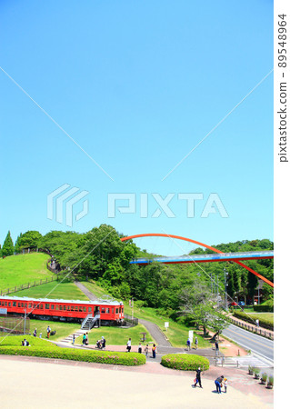 Scenery of Kuragaike Park, which is crowded with many families in Toyota City 89548964