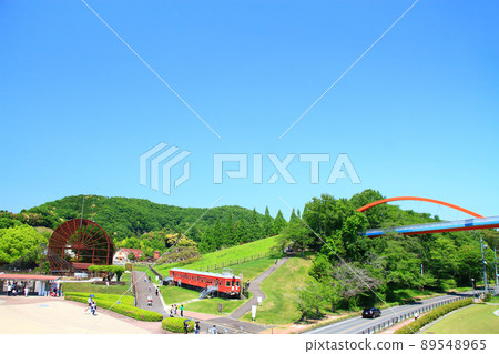 Scenery of Kuragaike Park, which is crowded with many families in Toyota City 89548965