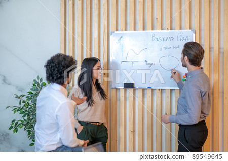 Company employee sketching a business plan for his colleagues 89549645