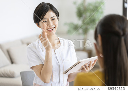 Image of counseling at an esthetic salon 89549833