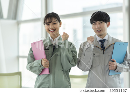 年輕男性和女性建築工程師 年輕男性和女性建築工程師 89551167