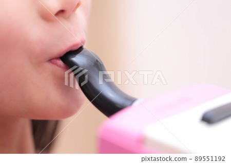 彈鍵盤口琴的女孩 89551192