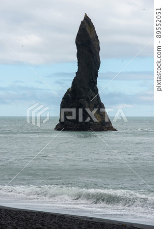 Reynisdrangar basalt sea stacks, Iceland Reynisdrangar basalt sea stacks, Iceland 89552051
