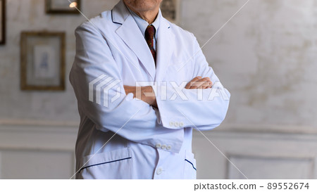 physician, arms crossed, arms folded 89552674