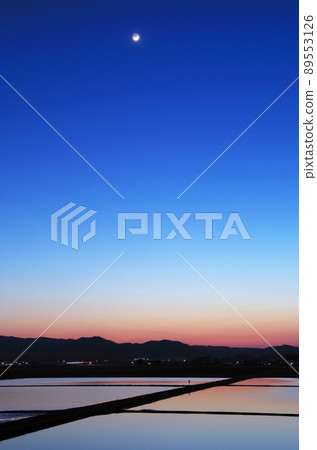 Beautiful sky color at twilight and water-filled countryside ... Yasugi City, Shimane Prefecture: Fine weather Beautiful sky color at twilight and water-filled countryside ... Yasugi City, Shimane Prefecture: Fine weather 89553126