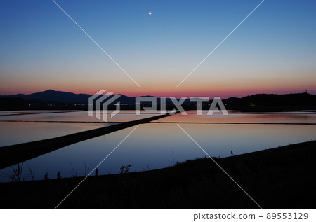 黃昏和充滿水的鄉村美麗的天空顏色......島根縣安木市：天氣晴朗 89553129