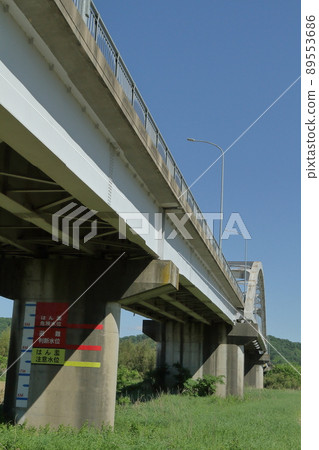 Arch bridge across the river 89553686