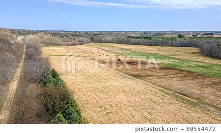 Elevated view of rural wisconsin springtime farmland Elevated view of rural wisconsin springtime farmland 89554472