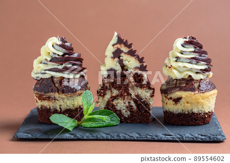Marble chocolate and vanilla cupcakes. 89554602