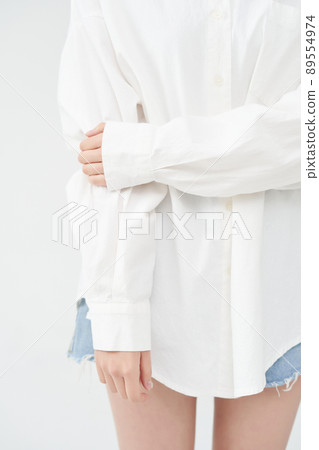 woman holding arms 89554974