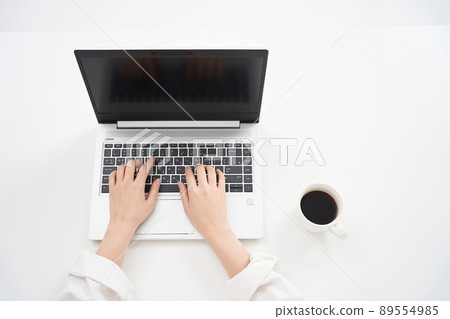 膝上型計算機和女性手 膝上型計算機和女性手 89554985
