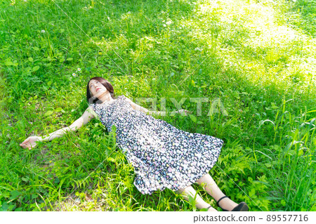 Fresh green and women 89557716