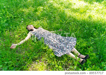 Fresh green and women 89557717