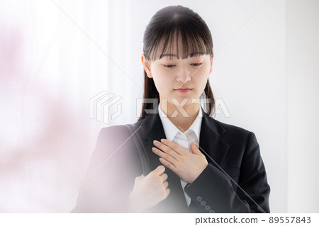 手放在胸前緊張的求職女性 手放在胸前緊張的求職女性 89557843