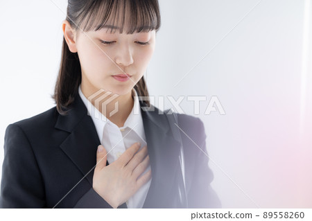 手放在胸前緊張的求職女性 手放在胸前緊張的求職女性 89558260