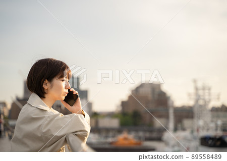 Woman talking on the harbor 89558489
