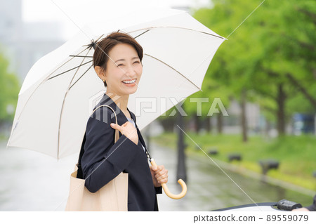Female business with an umbrella in her 30s 89559079