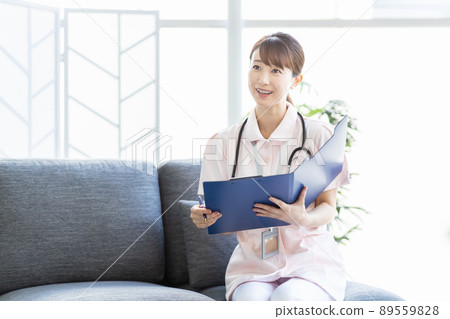 女性衛生保健工作者在設施中接受采訪 89559828