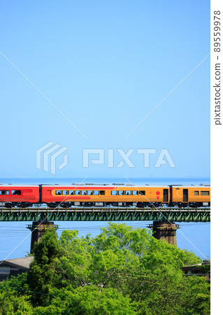 穿越焰川大橋的第二代“伊予灘物語”（2號車、黃金章） 89559978