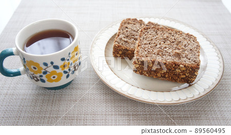 黑麵包早餐配咖啡和穀物/種子_06 [德國麵包] 89560495