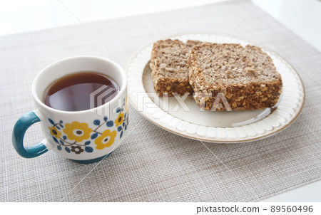 黑麵包早餐配咖啡和穀物/種子_07 [德國麵包] 89560496