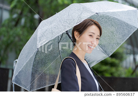 Women with an umbrella in the rain Business Women with an umbrella in the rain Business 89560637