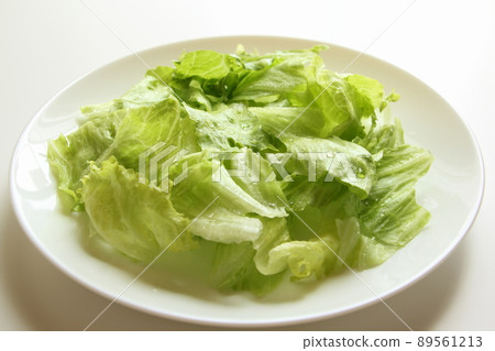 Torn lettuce ingredients 89561213